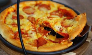 Cuối tuần rảnh rỗi tự làm ngay món pizza xúc xích ngon tuyệt cả nhà cùng mê!