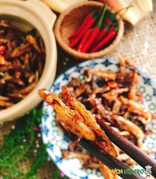 Lạ mà ngon bất ngờ với món hoa chuối giả cá cơm kho chay cho bữa cơm ngày rằm tháng Tám!