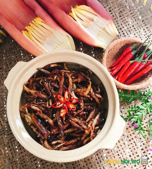 Lạ mà ngon bất ngờ với món hoa chuối giả cá cơm kho chay cho bữa cơm ngày rằm tháng Tám!