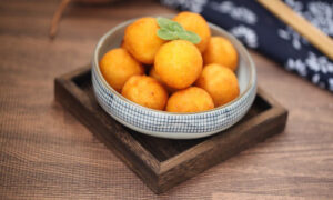 Làm ngay món bánh khoai chiên kiểu mới cho cả nhà ăn vặt ngày cuối tuần se lạnh!