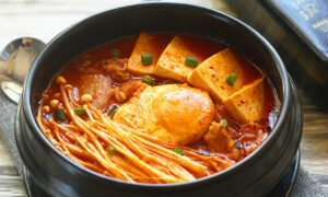 Mát trời làm ngay món canh kim chi thịt heo chua cay, thơm nồng cho bữa tối sum vầy!