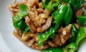 Ngon bất ngờ với món thịt heo xào ớt xanh đậm đà, đơn giản!