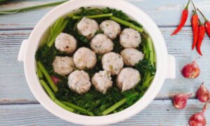 Ngọt thơm mà bổ dưỡng với món canh cá thác lác rau tần ô đơn giản, dân dã!