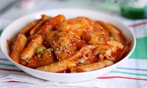Cách làm Tokbokki (bánh gạo cay Hàn Quốc) truyền thống tại nhà thơm ngon chuẩn vị