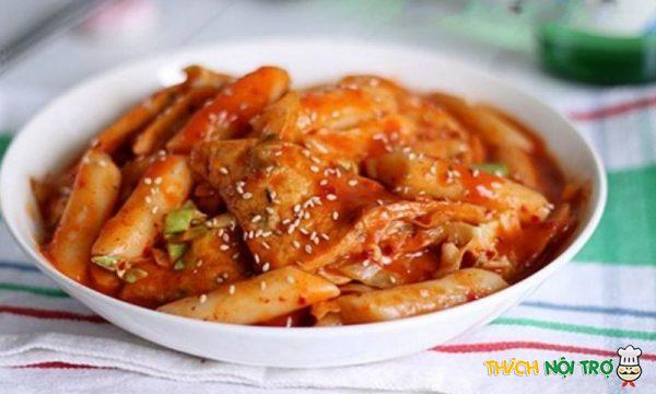 Cách làm Tokbokki (bánh gạo cay Hàn Quốc) truyền thống tại nhà thơm ngon chuẩn vị