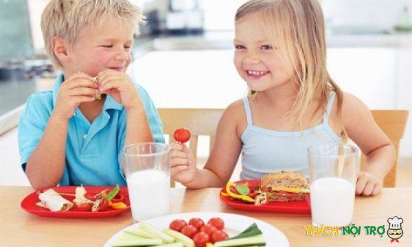 Chế độ ăn uống cho trẻ em vào mùa hè
